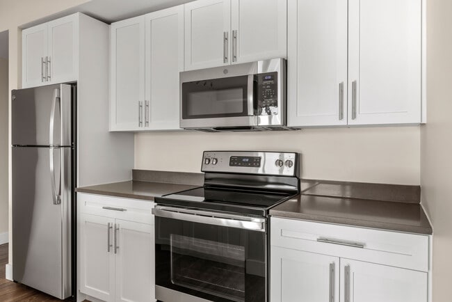 Disfrute de una cocina moderna diseñada con un carácter distintivo y un diseño atemporal.
