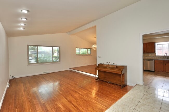 Photo - 613 Leamington Ave