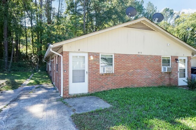 Building Photo - Move in Ready Two Bedroom Home!