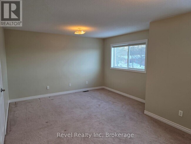 Photo - 1026 Whitney Crescent