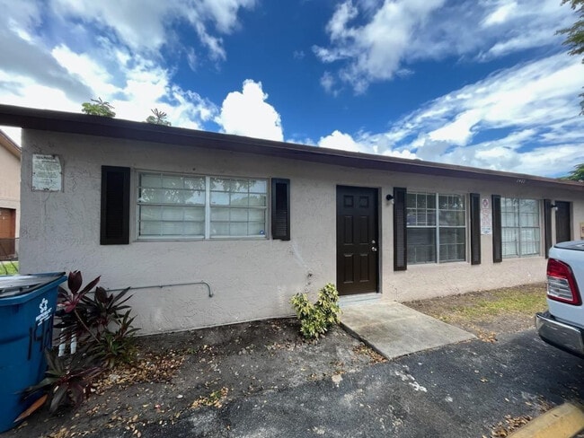 Building Photo - 1461 NW 22nd St Unit A