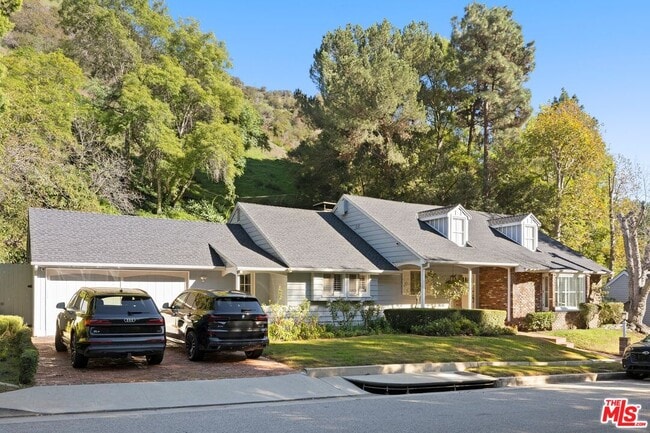 Photo - 1456 Roscomare Rd