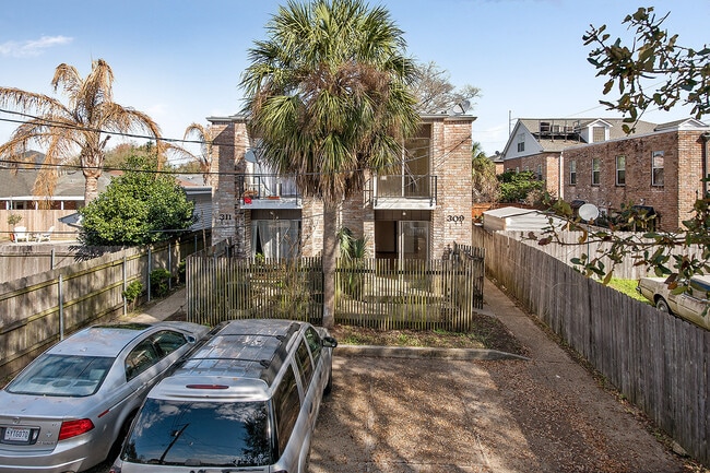 Building Photo - 309-11 Lilac Unit 309