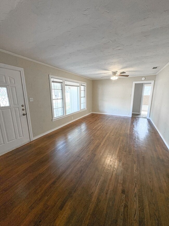Photo - 101 E Pirate St