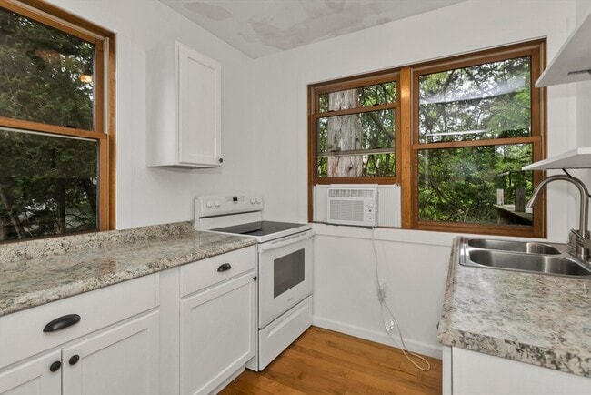 Building Photo - 11 Silver St Unit B