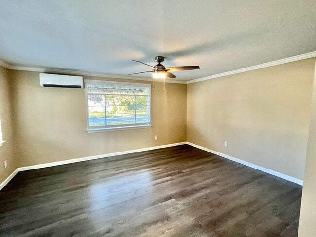 Photo - 401 Brett St S