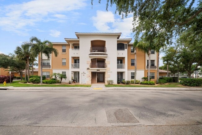 Building Photo - Beautiful 2 bedroom 2 bath condo in Cape coral New lvp flooring