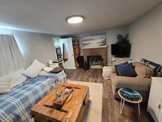 Photo - 1160 1/2 NE Lake St