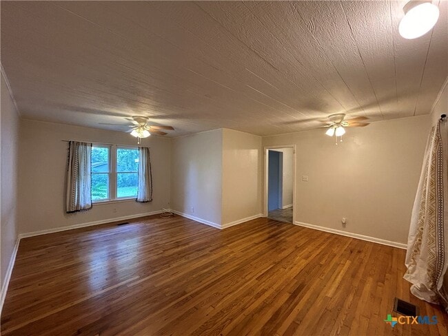 Photo - 554 Lee St