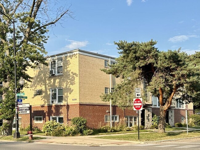 Building Photo - 2754 W North Shore Ave Rental