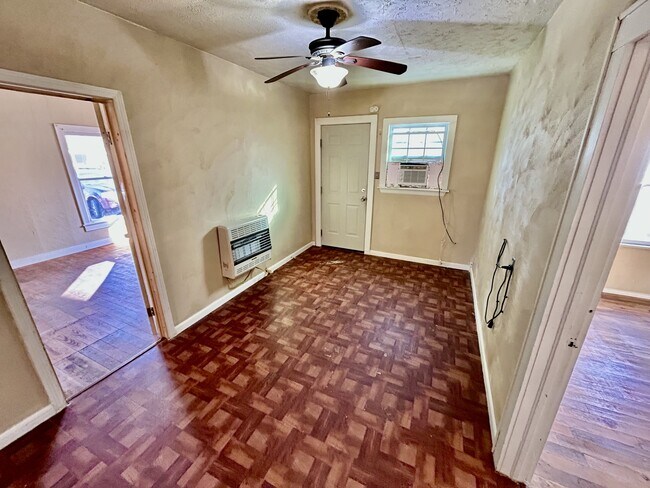 Photo - 413 W 15th St