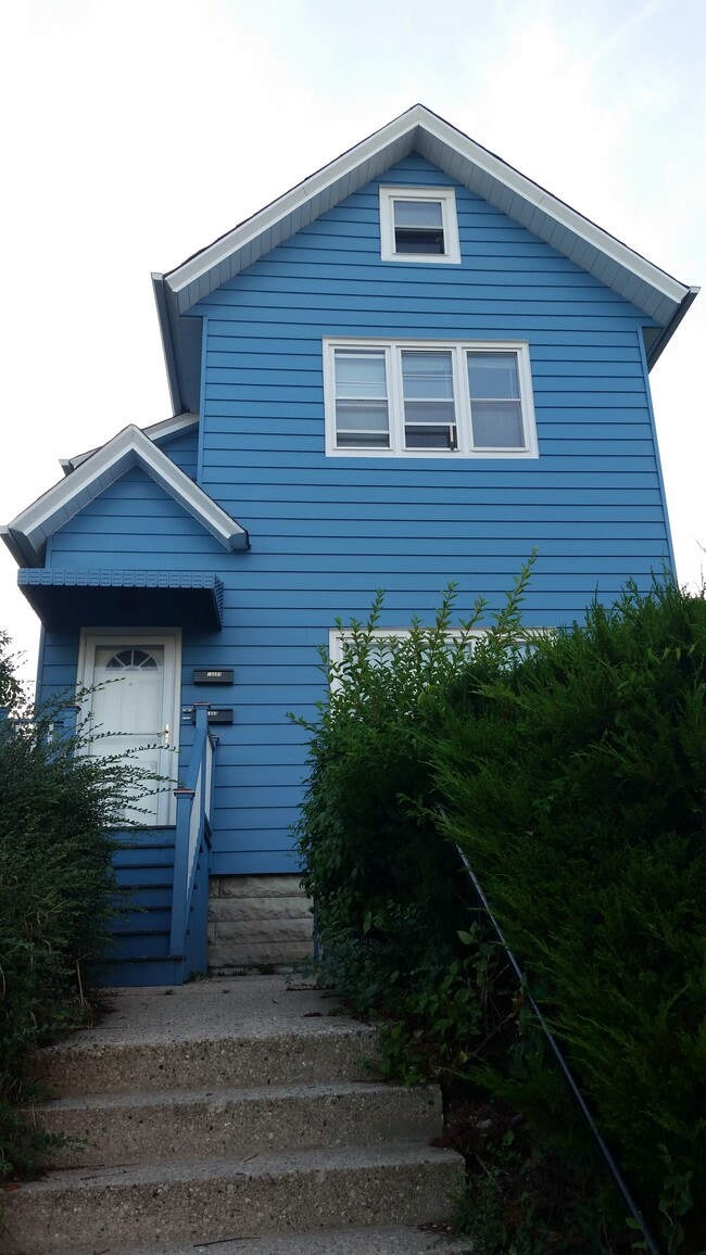 Building Photo - 1668 N Van Buren St Unit Upper
