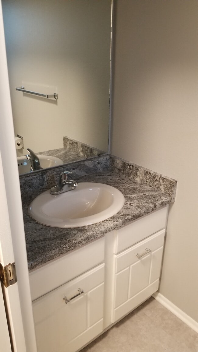 1/2 Bath - 56 Bonnymede Rd