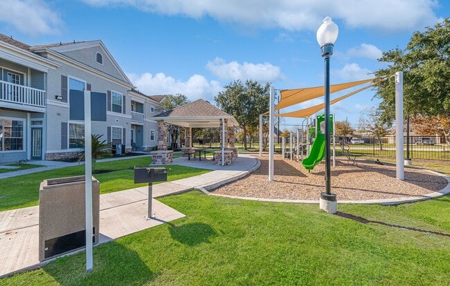 Lakeside Pointe Apartments & Townhomes