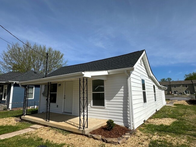 Photo - 3 Bedroom / 1 Bath - COMPLETELY REMODELED!! Home Kingsport TN