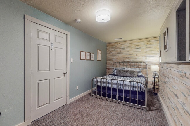 Photo - 5717 Edith Blvd NE