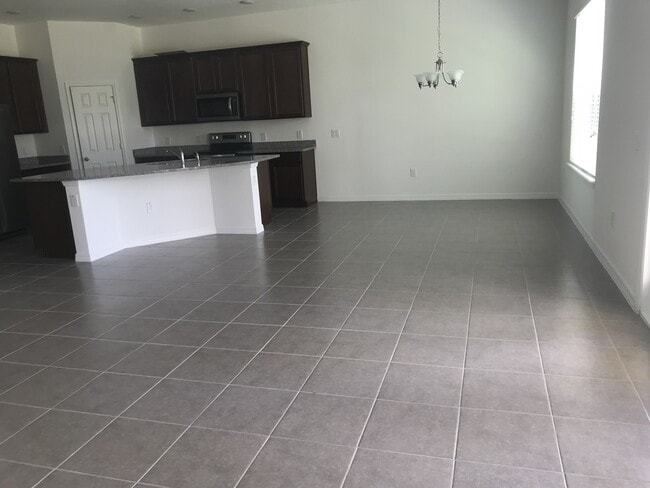 Photo - 4 Bedroom at Heart of Windermere!!! Tile t...
