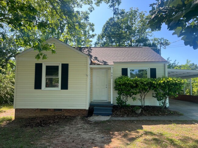 Introducing a charming 2-bedroom, 1-bathro... - Introducing a charming 2-bedroom, 1-bathro... House