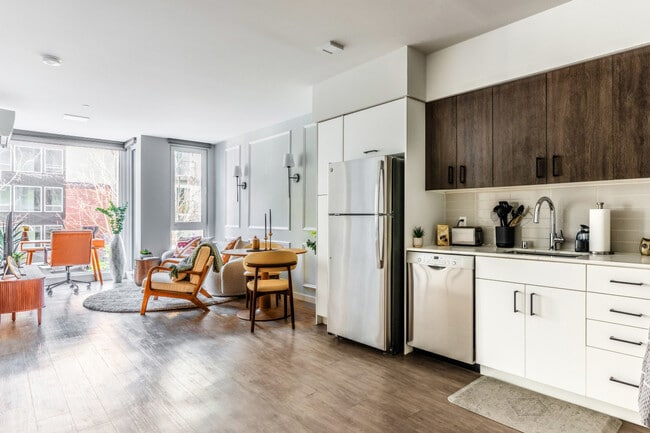 Photo - 320 Queen Anne Ave N Unidad ID1378257P