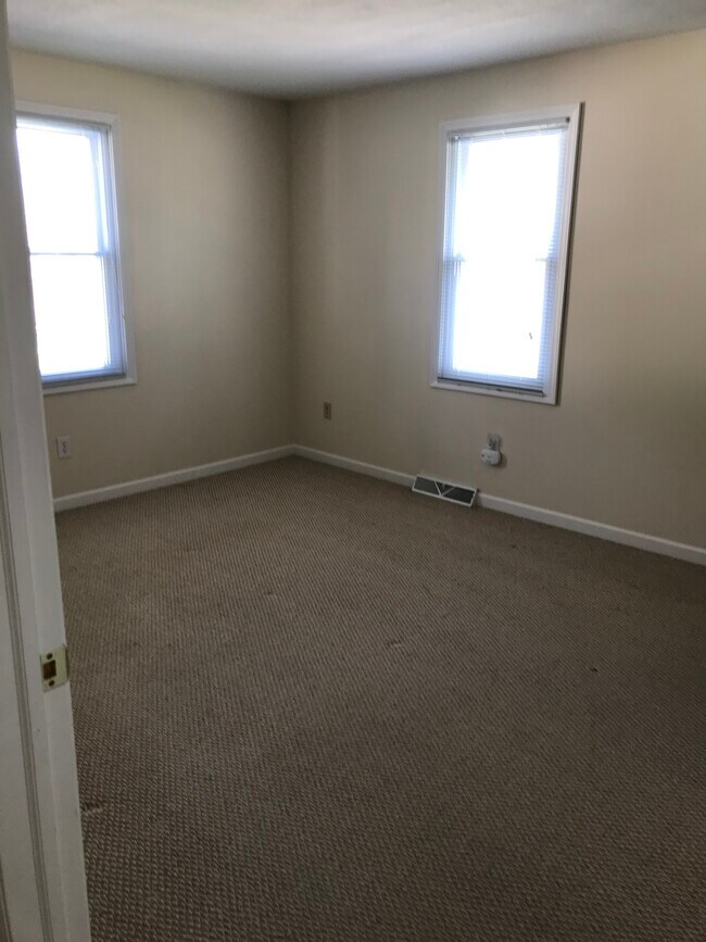 Front Bed - 912 Dawson Ave