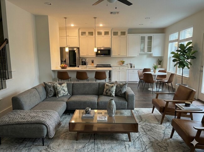 Building Photo - 2129 Lovedale Ave Unit 105