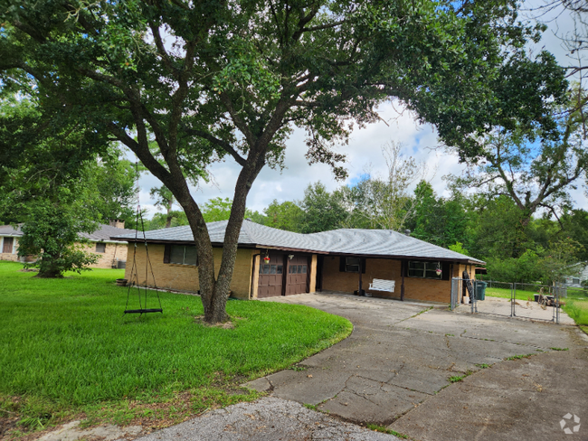 Building Photo - 4670 Ridgewood Ave Rental