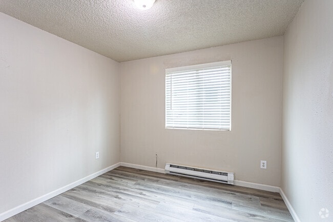 2 habitaciones, 1 baño - 650 pies cuadrados - McChord Tudor Haus