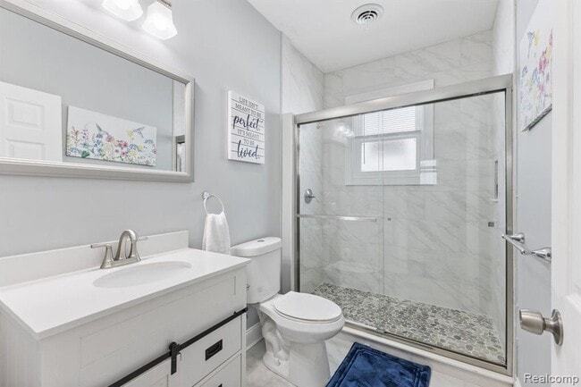 Photo - 885 Clairmount Ave