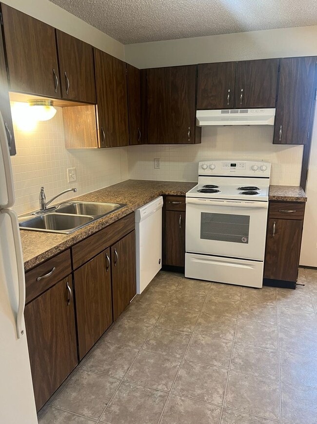 Building Photo - VP-507 Unit 4