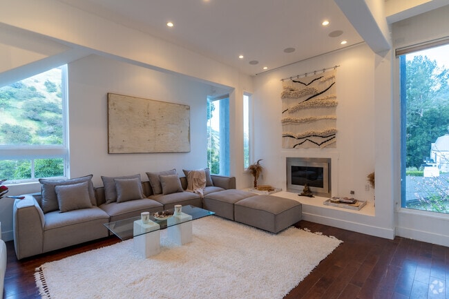 Building Photo - 1857 N Beverly Dr Rental