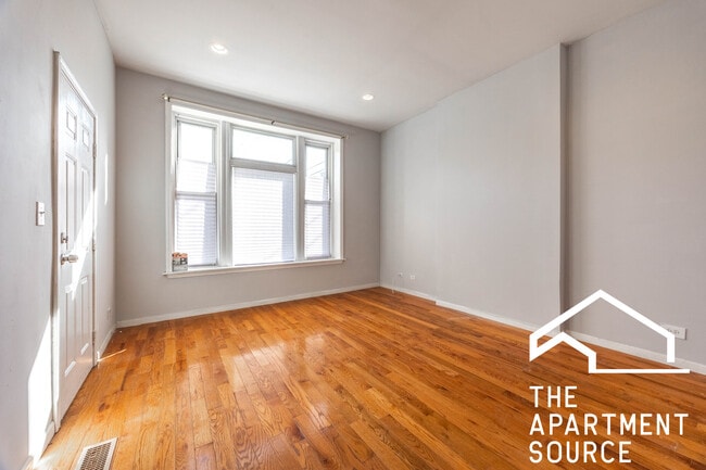 sala de estar - 2416 N Maplewood Ave