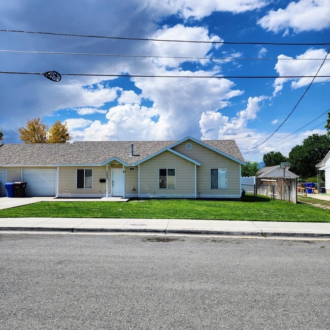 Building Photo - 7482 S 100 W Rental