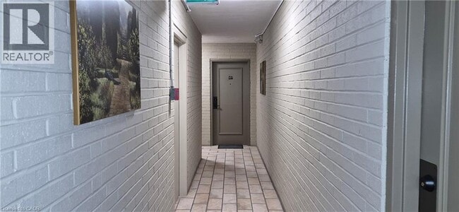 Photo - 2373 King St E Unit 26