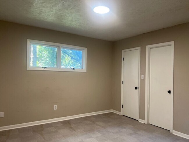 Photo - 210-25 Coloinal ~ Fayette Arms ~ 2 WEEKS FREE