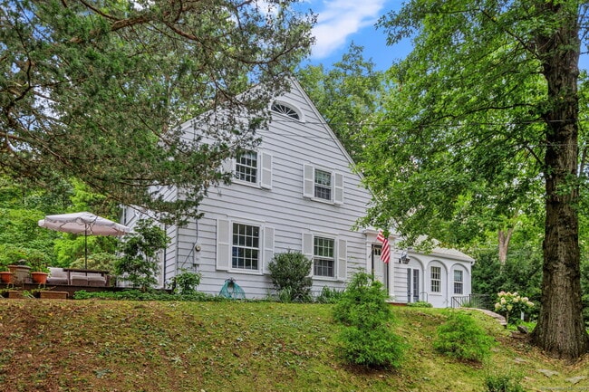 Building Photo - 11 Cranbury Rd Rental