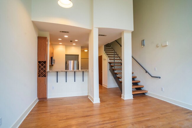 Photo - 1245 Caroline St NE