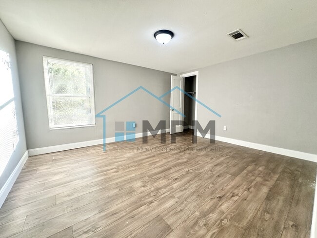 Photo - 119 S Riverbend Dr