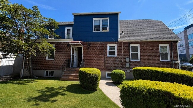 Building Photo - 2-84 Beach 19th St Unit 1