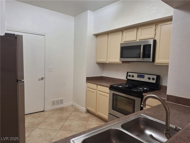 Photo - 9620 W Russell Rd Unidad 1135