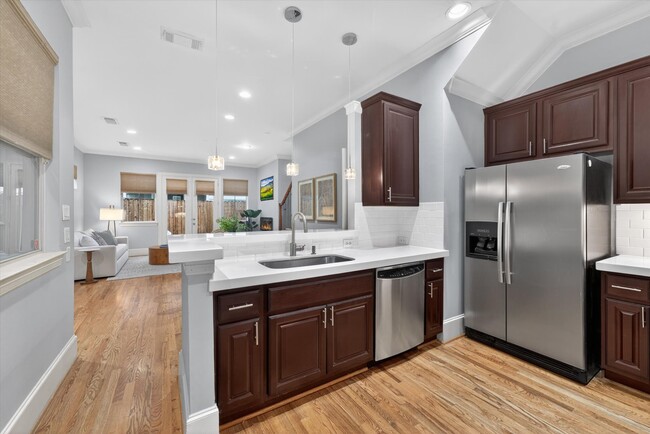 Photo - 931 W 23rd St