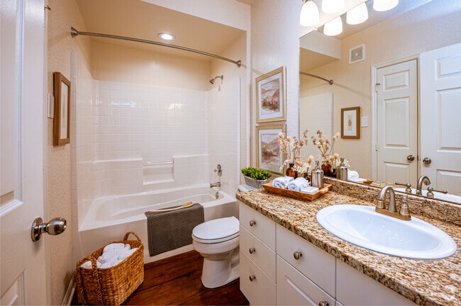 1 dormitorio, 1 baño - 864 pies cuadrados The Sarasota - Baño