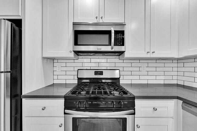 Photo - 925 W 30th St Unit 8