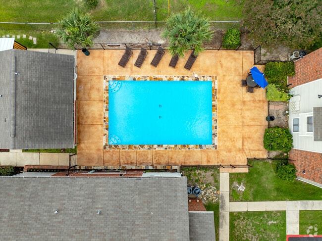 Pool Overview - Salem Creek Apartment Homes