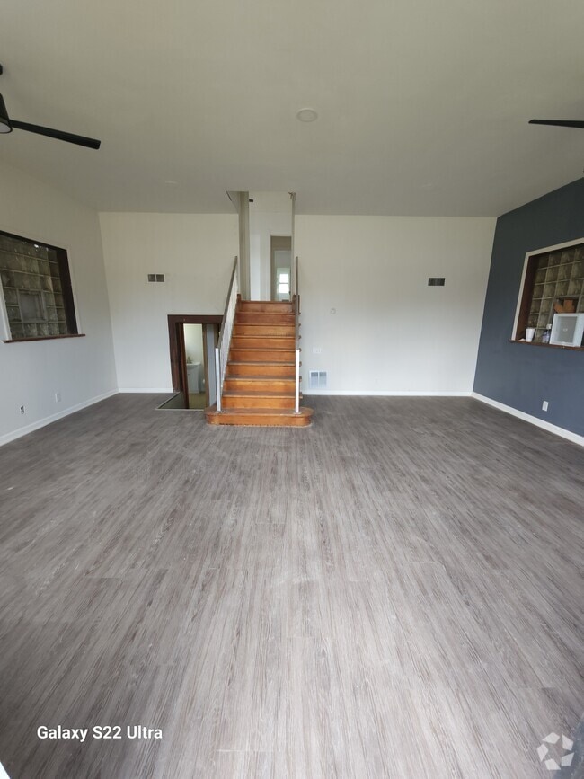 Building Photo - 3805 N 20th St Unit LowerB/business Rental