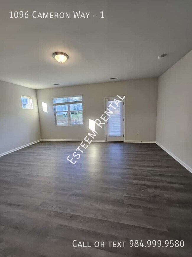 Photo - 1096 Cameron Wy