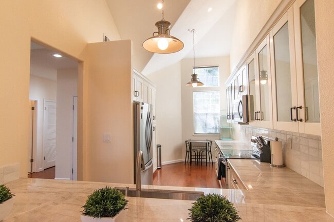 Building Photo - Light & Bright Top Floor Condo Near Apple ... Unit 308