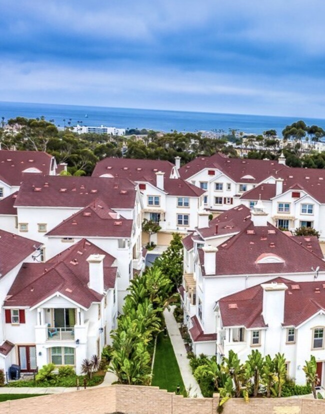 12-15 Blocks from beautiful Oside beach! - 820 Harbor Cliff Way Townhome