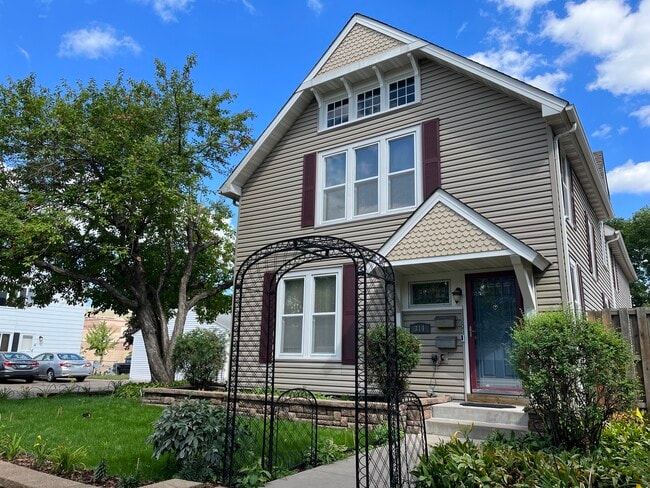 Building Photo - 314 3rd Ave SE Unit 2 Rental