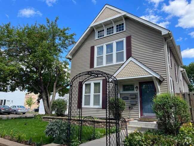 Building Photo - 314 3rd Ave SE Unit 2 Rental