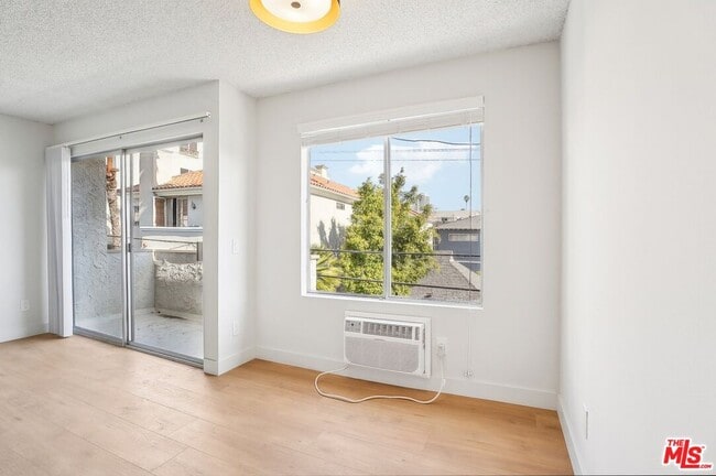 Photo - 1352 S Carmelina Ave Unidad 206